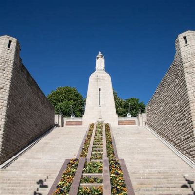 Le Monument de la Victoire du Yangtsé, un hommage monumental à l'histoire et aux paysages époustouflants !