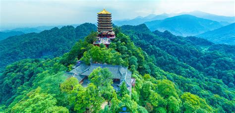 Le Mont Qingcheng, une montagne sacrée offrant des vues panoramiques spectaculaires !